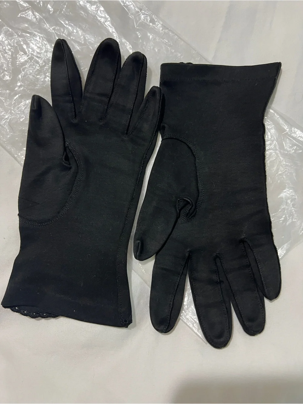 Vintage 50s/60s short black suede scalloped gloves size 6.5 like new